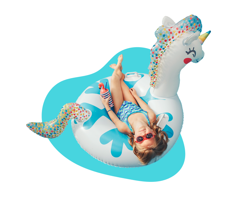 Niña en unicornio inflable