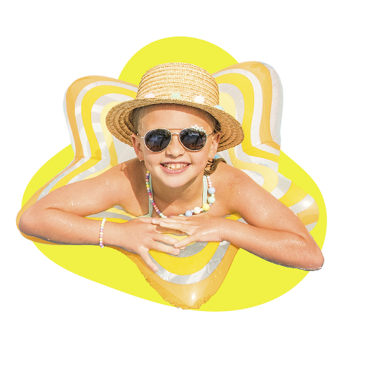 Niña en flotador con gafas y sombrero