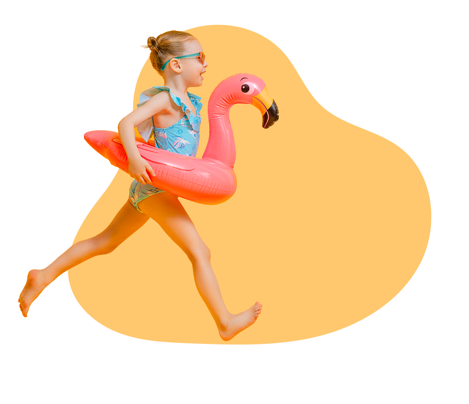Niña con flotador de flamenco