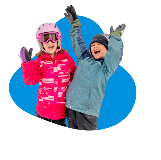 Niña en flotador con gafas y sombrero