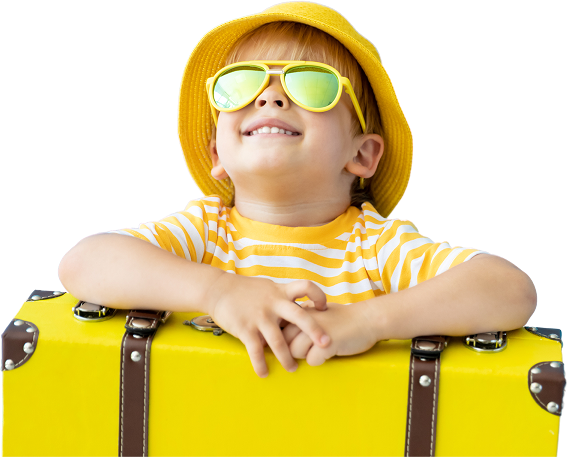 Niño con maleta amarilla